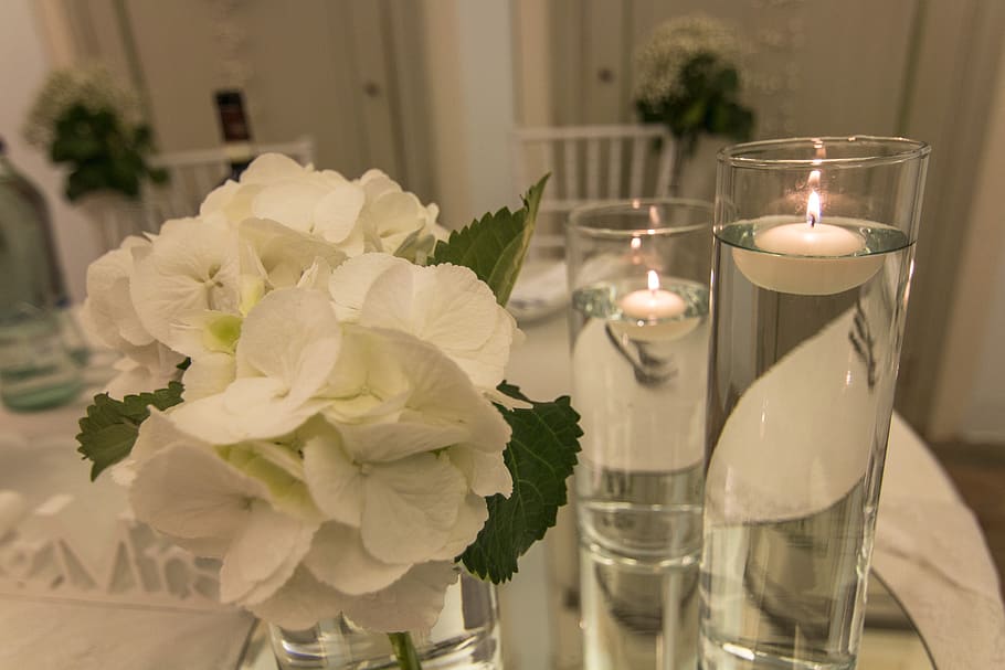 Foto Stock Allestimento in centro tavola con fiori e barattoli di vetro